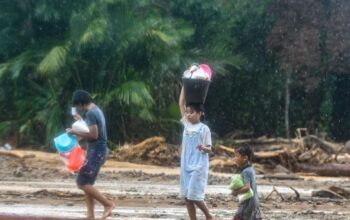 Warga korban bencana banjir dan tanah longsor membawa bantuan di Kelurahan Huta Nabolon, Kecamatan Tukka,Tapanuli Tengah, Sumatera Utara, Minggu (7/12/2025). 
