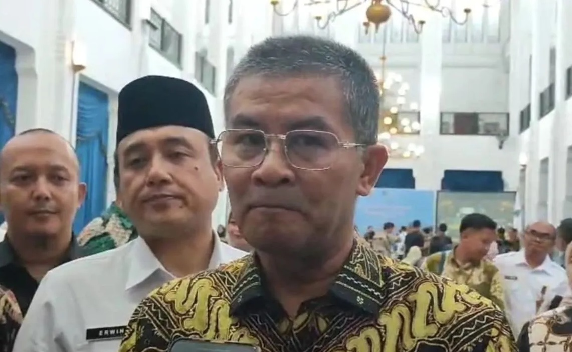 Wakil Gubernur Jawa Barat Erwan Setiawan memberikan keterangan di Bandung. (Ricky Prayoga)
