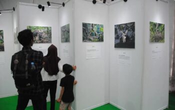 PAMERAN: Pengunjung saat menikmati pameran Konservasi Spesies Penting Jawa&ndash;Bali yang berlangsung pada 11&ndash;12 Desember 2025 di Halaman Parkir Mal Botani Square. (Foto: Dede/Radar Bogor)