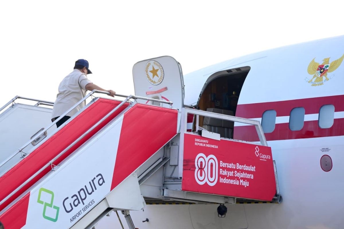 Presiden RI Prabowo Subianto memasuki pesawat kepresidenan untuk bertolak ke Sumatra Utara, di Pangkalan Udara Halim Perdanakusuma, Jakarta, Senin (1/12/2025). (ANTARA)