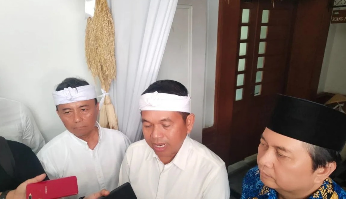 Gubernur Jawa Barat Dedi Mulyadi, Sekda Jabar Herman Suryatman (kiri), dan Sekda Kota Bandung Iskandar Zulkarnain (kanan) memberikan keterangan di Gedung Sate Bandung, Senin (22/12/2025). (Ricky Prayoga)