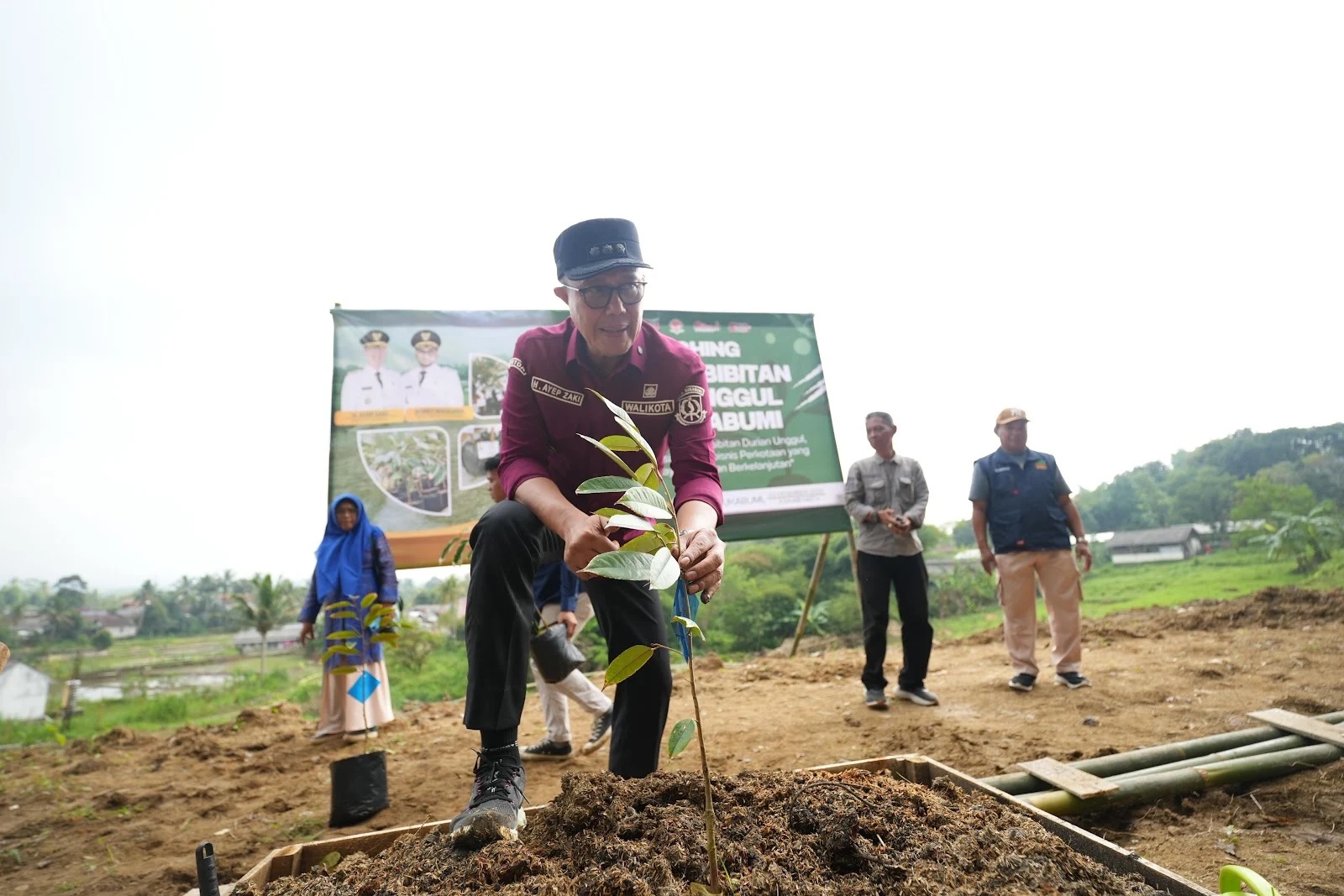 PERESMIAN: Pemerintah Kota Sukabumi saat peluncuran pusat pembibitan durian unggul di Kebun Pembibitan Durian Unggul UPTD KAC, Kelurahan Cikundul, Kecamatan Lembursitu, Selasa (23/12).