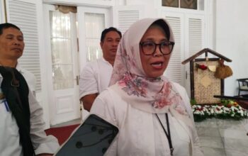 Kepala Disnakertrans Jabar I Gusti Agung Kim Fajar Wiyati Oka selepas pengumuman penetapan UMP di Gedung Pakuan Bandung, Rabu (24/12/2015). (Ricky Prayoga)