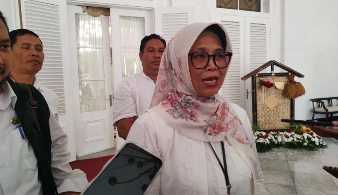 Kepala Disnakertrans Jabar I Gusti Agung Kim Fajar Wiyati Oka selepas pengumuman penetapan UMP di Gedung Pakuan Bandung, Rabu (24/12/2015). (Ricky Prayoga)