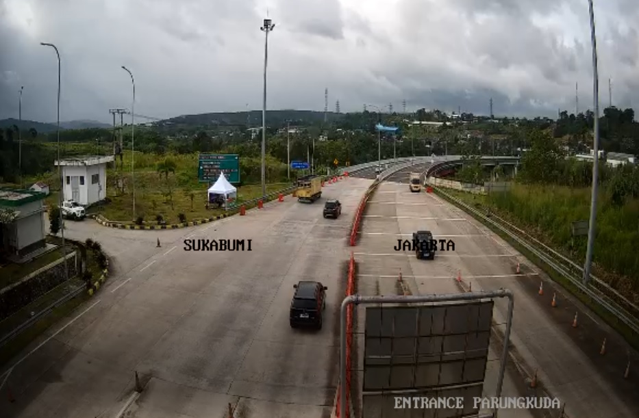 LENGGANG: Kondisi Jalan Tol Bocimi Cigombog-Cibadak dengan Exit tol Parungkuda.