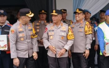 Kapolda Jawa Barat Irjen Pol Rudi Setiawan meninjau situasi arus lalu lintas di Pos Polisi Gadog, Ciawi, Kabupaten Bogor, Jawa Barat, Jumat (26/12/2025). 