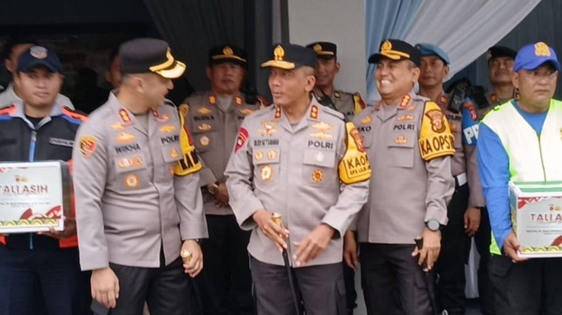 Kapolda Jawa Barat Irjen Pol Rudi Setiawan meninjau situasi arus lalu lintas di Pos Polisi Gadog, Ciawi, Kabupaten Bogor, Jawa Barat, Jumat (26/12/2025). 