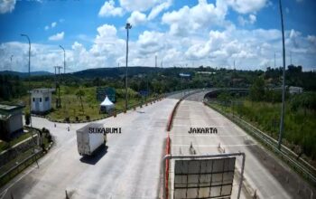 Satuan Lalu Lintas (Satlantas) Polres Sukabumi menerapkan sistem satu arah dengan skema contraflow (CB one way) di ruas Exit Tol Parungkuda Satuan Lalu Lintas (Satlantas) Polres Sukabumi menerapkan sistem satu arah dengan skema contraflow (CB one way) di ruas Exit Tol Parungkuda