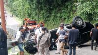 Liburan Berujung Panik, Minibus Wisatawan Terguling di Tanjakan Cisarakan