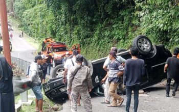 Tim gabungan saat mengevakuasi mobil terbalik di Tanjakan Cisarakan, Citepus, Palabuhanratu.(Nandi/Radar Sukabumi)