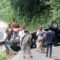 Tim gabungan saat mengevakuasi mobil terbalik di Tanjakan Cisarakan, Citepus, Palabuhanratu.(Nandi/Radar Sukabumi)