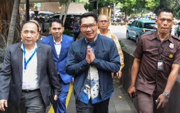 Mantan Gubernur Jawa Barat Ridwan Kamil (tengah) tiba untuk menjalani pemeriksaan di Gedung Merah Putih KPK, Jakarta, Selasa (2/12/2025). (Indrianto Eko Suwarso).