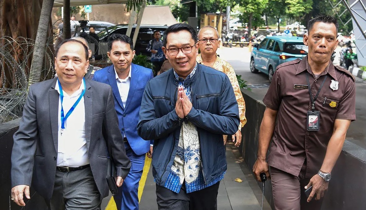 Mantan Gubernur Jawa Barat Ridwan Kamil (tengah) tiba untuk menjalani pemeriksaan di Gedung Merah Putih KPK, Jakarta, Selasa (2/12/2025). (Indrianto Eko Suwarso).