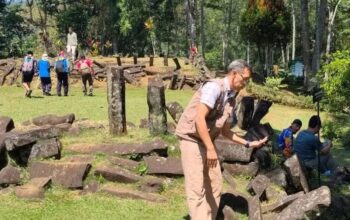 Ketua Peneliti dan Pemugaran Situs Megalitikum Gunung Padang Ali Akbar beraktivitas di situs itu di Kecamatan Campaka, Kabupaten Cianjur, Jawa Barat. (Ahmad Fikri)
