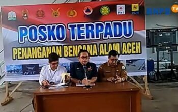 Kepala Pusat Data, Informasi dan Komunikasi Kebencanaan Badan Nasional Penanggulangan Bencana Abdul Muhari (tengah) konferensi pers update penanganan bencana banjir, longsor di Aceh, Sumut, dan Sumbar, Selasa (2/12/2025). 