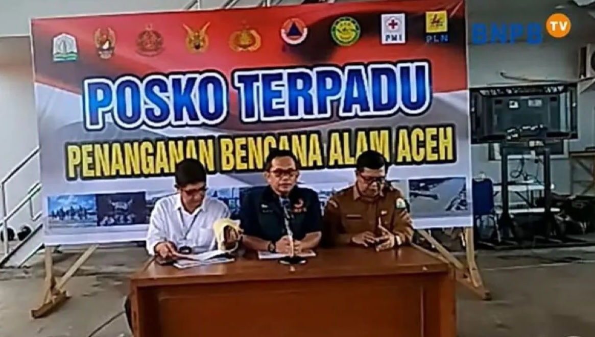 Kepala Pusat Data, Informasi dan Komunikasi Kebencanaan Badan Nasional Penanggulangan Bencana Abdul Muhari (tengah) konferensi pers update penanganan bencana banjir, longsor di Aceh, Sumut, dan Sumbar, Selasa (2/12/2025). 