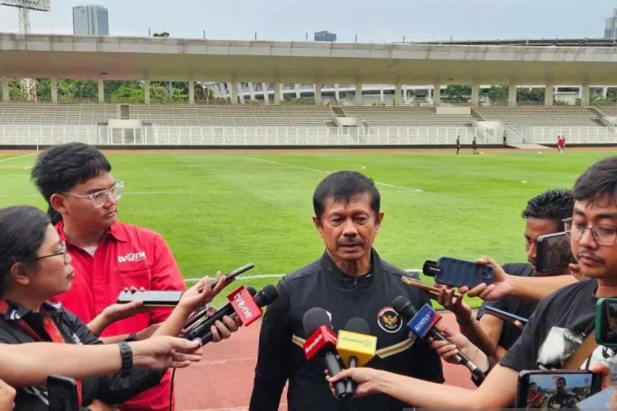 Pelatih timnas Indonesia U22, Indra Sjafri, menjawab pertanyaan pewarta setelah memimpin sesi latihan di Stadion Madya, Jakarta, Rabu (26/11/2025). (ANTARA)