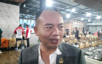 Ketua Komisi I DPRD Jawa Barat Rahmat Hidayat Djati memberikan keterangan di Bandung, Jumat (5/12/2025). 