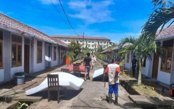 Petugas membersihkan hunian sementara bagi korban terdampak bencana di Kota Padang, Jumat (5/12/2025).