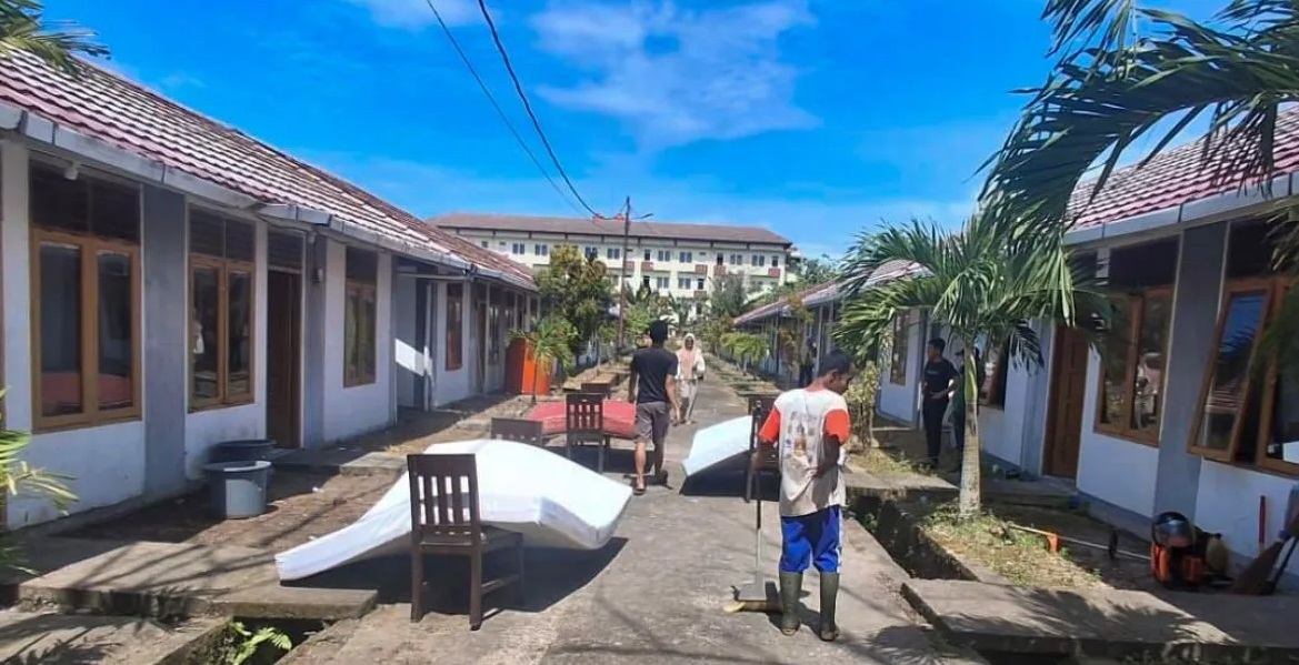 Petugas membersihkan hunian sementara bagi korban terdampak bencana di Kota Padang, Jumat (5/12/2025).