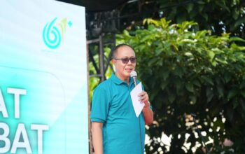 SAMBUTAN: Wali Kota Sukabumi Ayep Zaki saat memberikan sambuatan pada puncak peringatan di Plaza Balai Kota Sukabumi, Minggu (30/11).