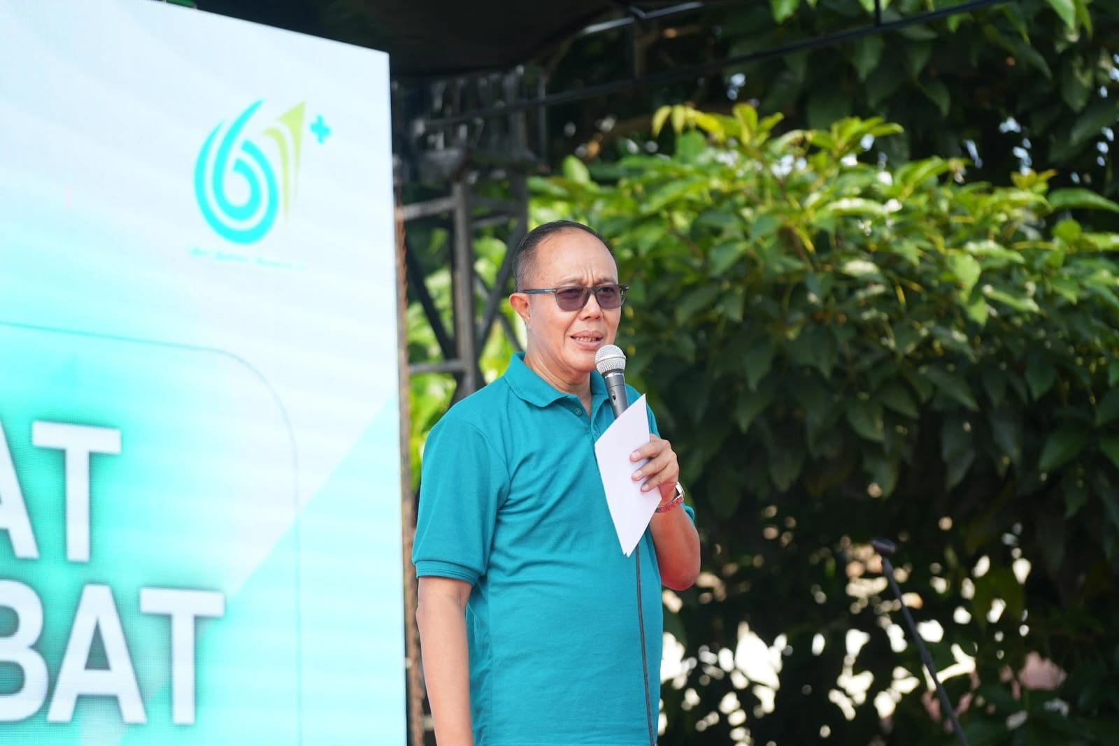 SAMBUTAN: Wali Kota Sukabumi Ayep Zaki saat memberikan sambuatan pada puncak peringatan di Plaza Balai Kota Sukabumi, Minggu (30/11).