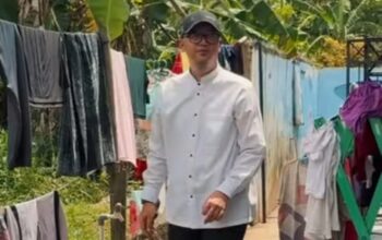 MONITORING: Kepala Bidang Perumahan dan Permukiman DPUTR Kota Sukabumi, Rinaldy Adzany saat melakukan peninjauan SPAM di Kelurahan Citamiang, Kecamatan Citamiang, belum lama ini.