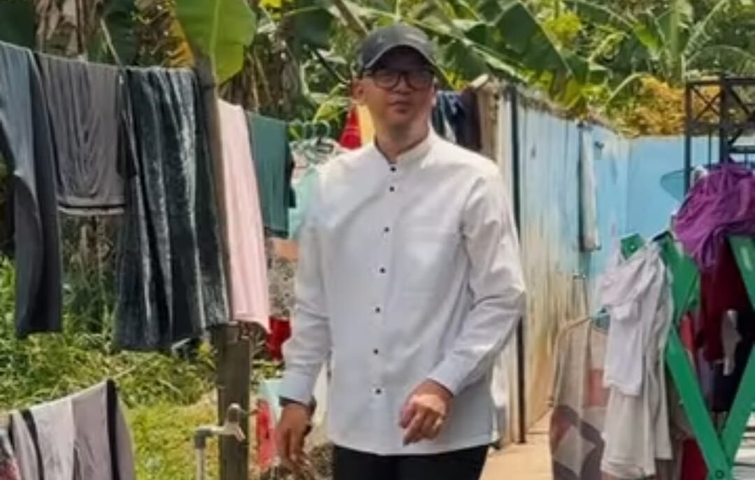 MONITORING: Kepala Bidang Perumahan dan Permukiman DPUTR Kota Sukabumi, Rinaldy Adzany saat melakukan peninjauan SPAM di Kelurahan Citamiang, Kecamatan Citamiang, belum lama ini.