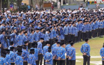 ANTUSIAS: Sejumlah PNS di lingkungan Pemkot Sukabumi saat mengikuti peringatan HUT Ke-54 Korpri, Hari Guru Nasional, serta HUT Ke-80 PGRI tahun 2025 di Lapang Merdeka, Senin (1/12).