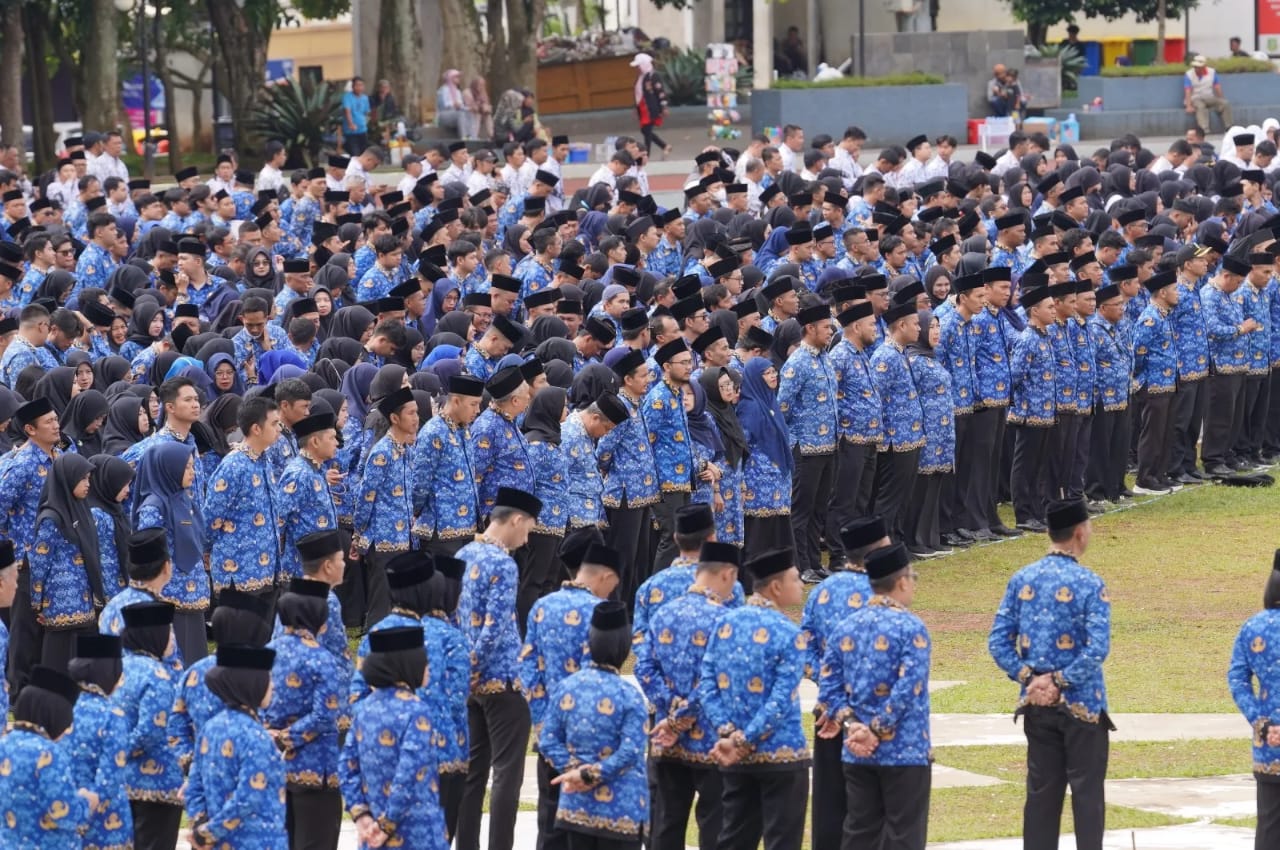 ANTUSIAS: Sejumlah PNS di lingkungan Pemkot Sukabumi saat mengikuti peringatan HUT Ke-54 Korpri, Hari Guru Nasional, serta HUT Ke-80 PGRI tahun 2025 di Lapang Merdeka, Senin (1/12).