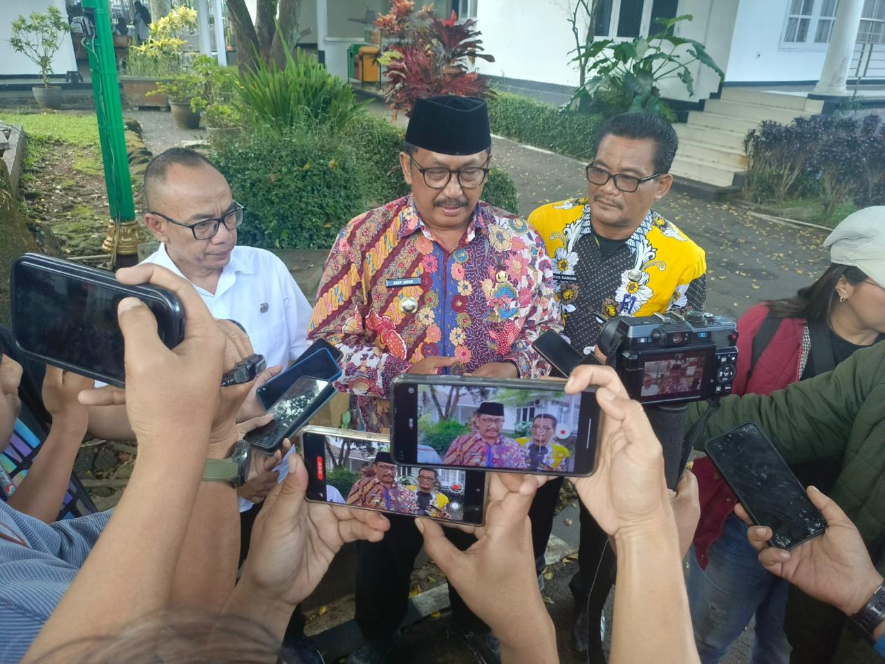 DIWAWANCARAI : Bupati Sukabumi, Asep Japar, saat diwawancarai.