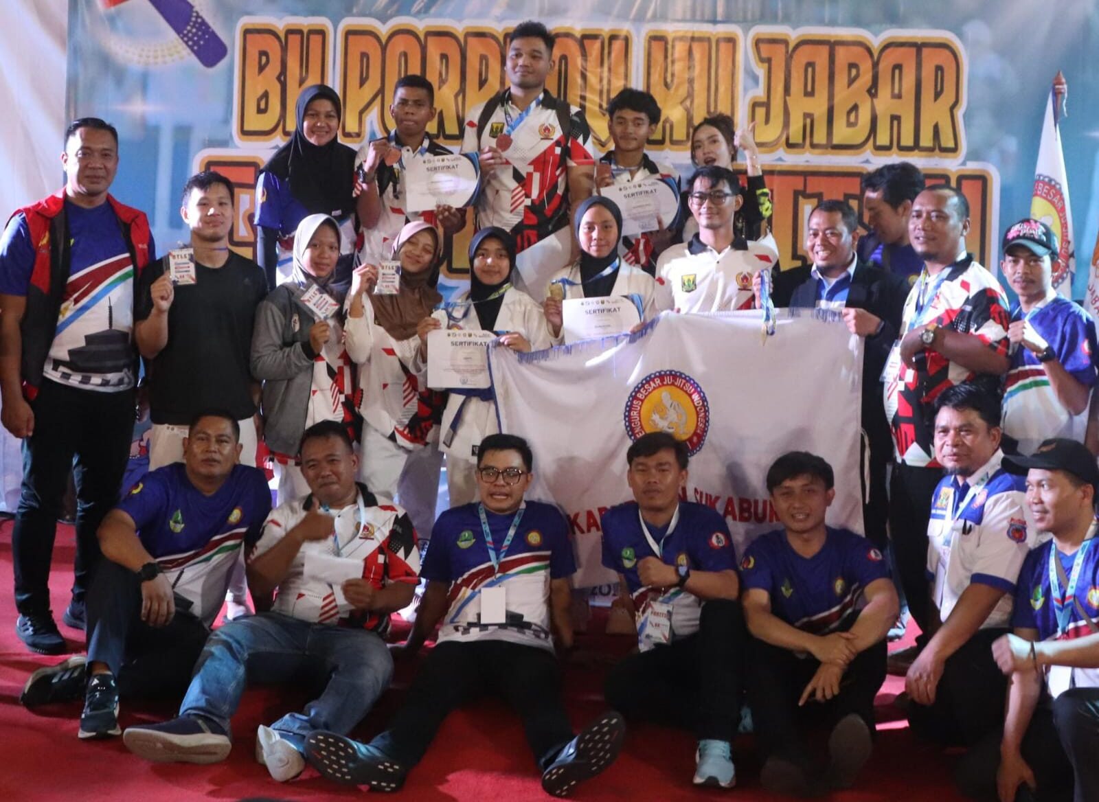 MEMBANGGAKAN : Sejumlah atlet Ju-Jitsu Kabupaten Sukabumi, saat foto bersama usai meraih medali pada BK PORPROV XV Jabar Tahun 2025 di GOR Cisaat, Kecamatan Cisaat, Kabupaten Sukabumi.