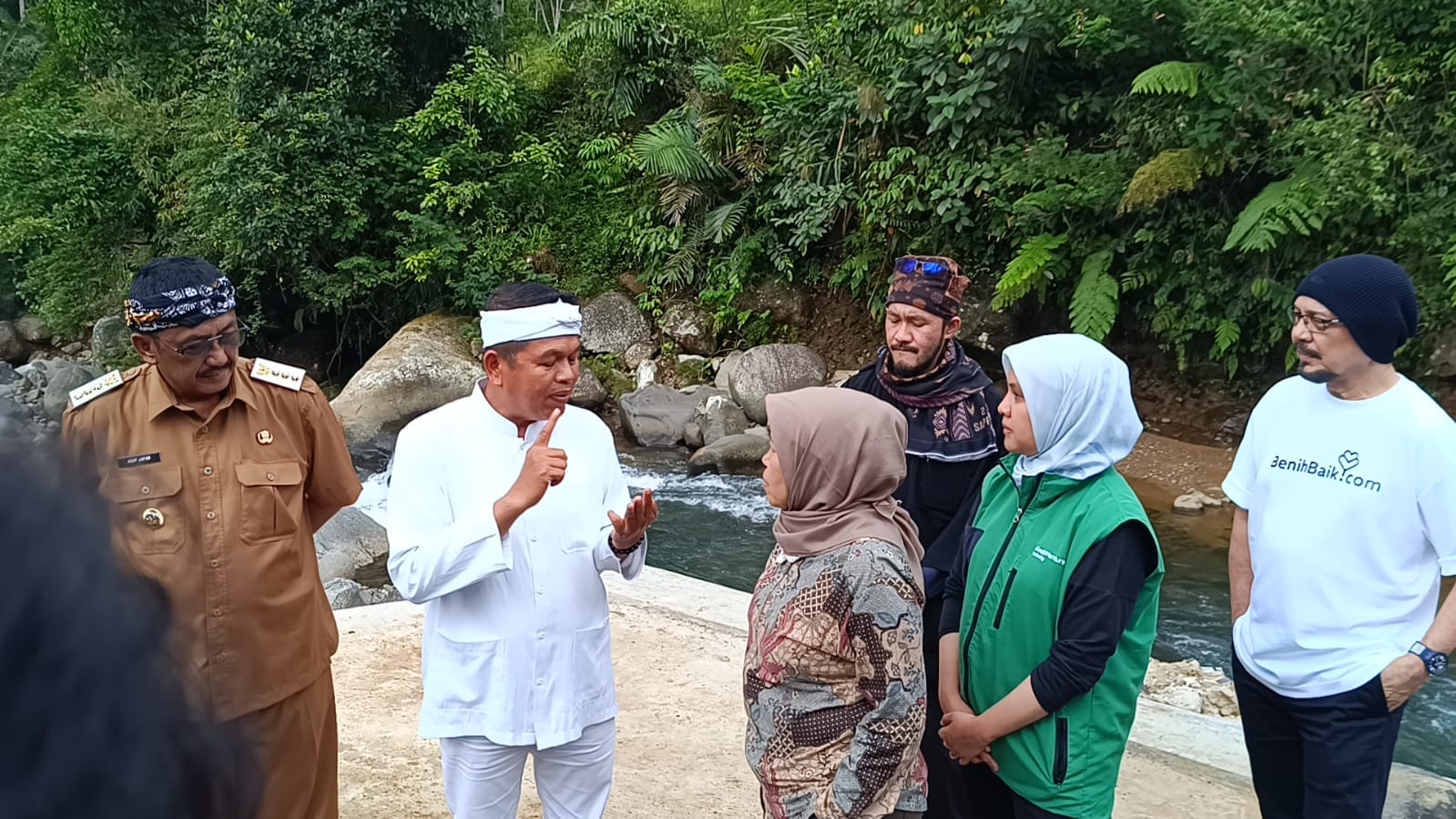 FOTO ; NANDI/RADARSUKABUMI Gubernur Jabar Dedi Mulyadi saat peresmian renovasi Pembangkit Listrik Tenaga Mikro Hidro (PLTMH) Ciganas di Desa Sirnarasa, Kecamatan Cikakak, Kabupaten Sukabumi, Senin (1/12/2025).