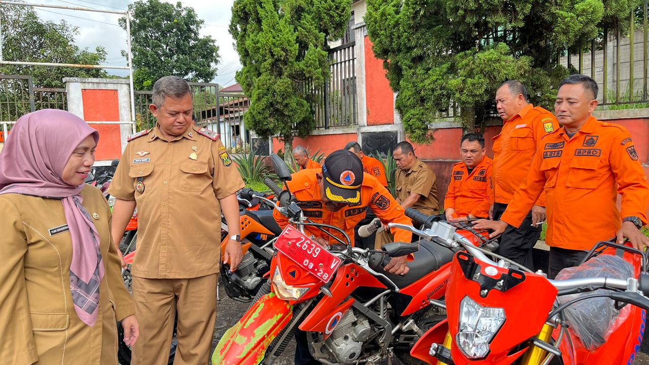 Sejumlah kendaraan operasional saat hendak dicek pada Apel Gelar Kendaraan Dinas yang digelar di halaman kantor BPBD Kabupaten Sukabumi.