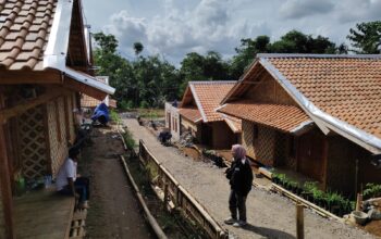 DIBANGUN : Suasana rumah hunian tetap di Kampung KDM yang terdampak bencana pergerakan tanah, tepatnya di Kampung Cireundeu, RT 06/RW 02, Desa Mekarsari, Kecamatan Nyalindung, Kabupaten Sukabumi.