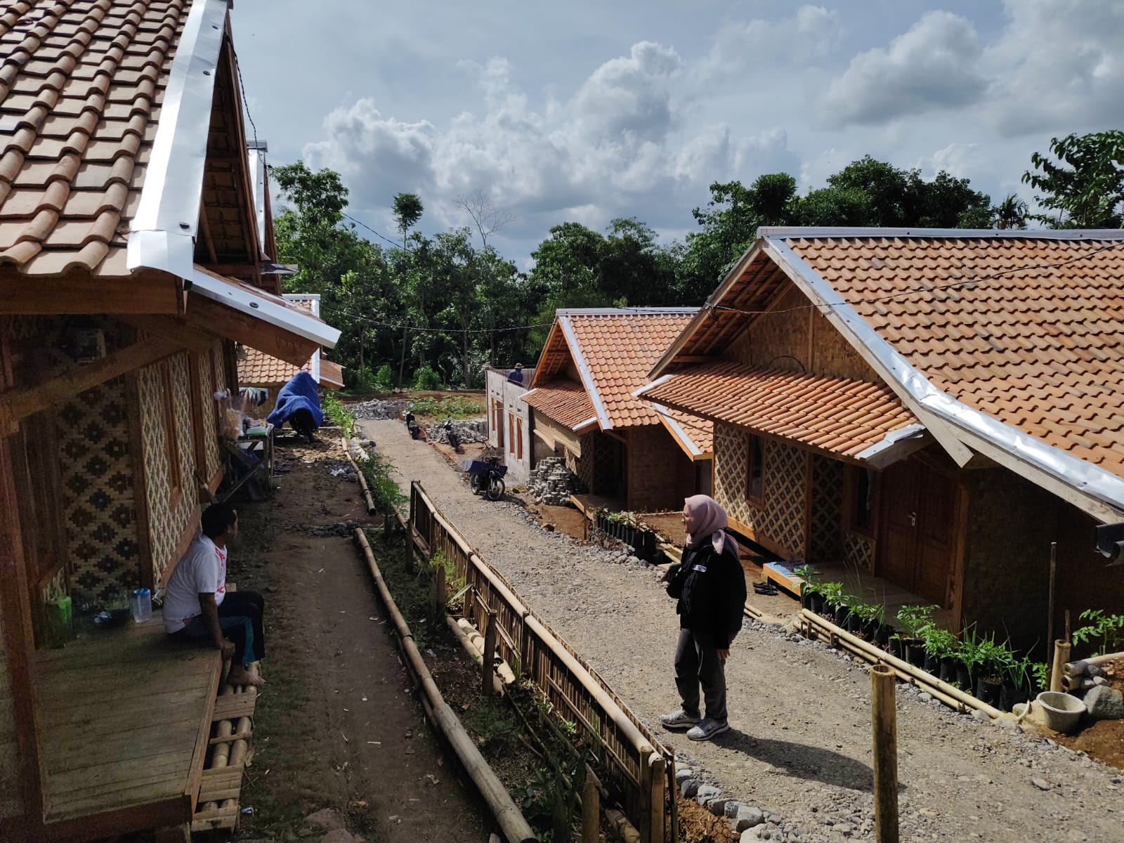 DIBANGUN : Suasana rumah hunian tetap di Kampung KDM yang terdampak bencana pergerakan tanah, tepatnya di Kampung Cireundeu, RT 06/RW 02, Desa Mekarsari, Kecamatan Nyalindung, Kabupaten Sukabumi.