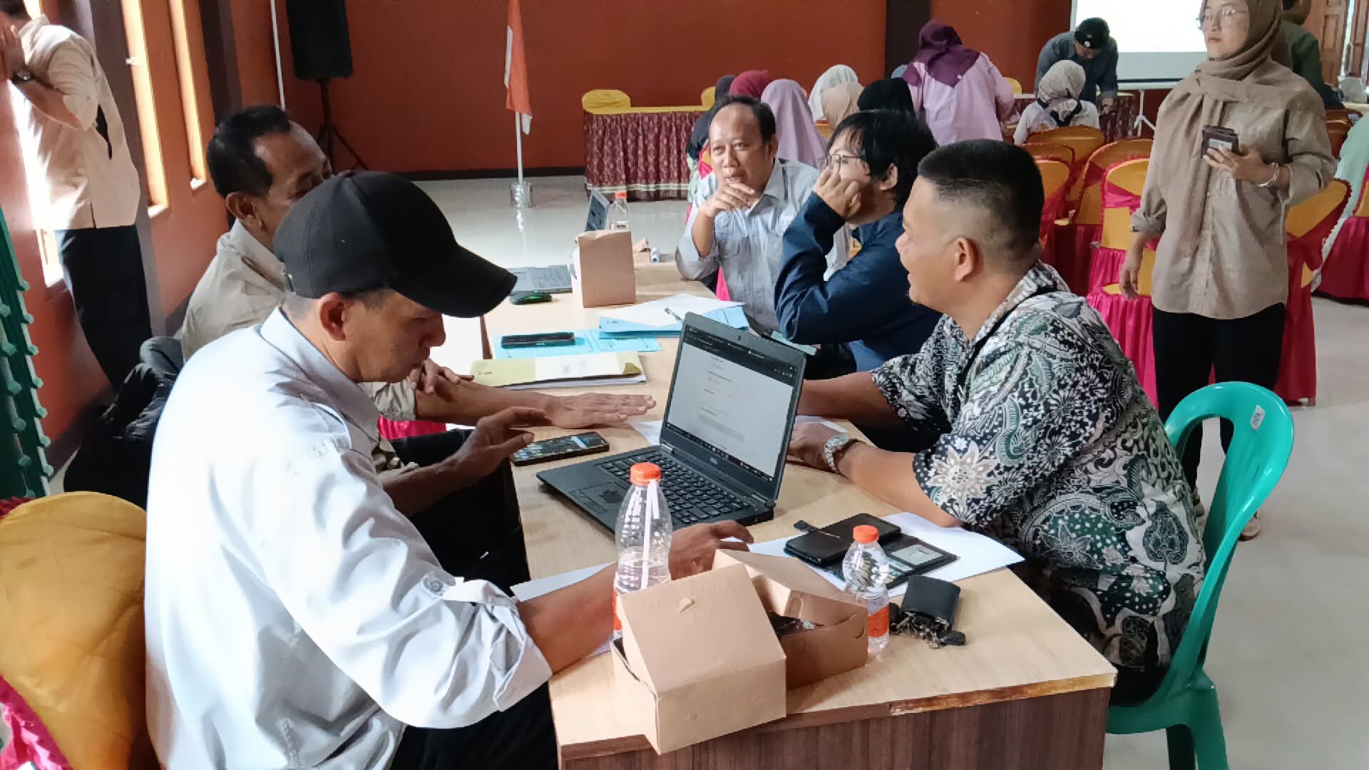 Suasana pelatihan peningkatan kapasitas bagi para nasabah Simpan Pinjam Perempuan (SPP), Selasa (2/12/2025), di Kantor Bumdesma Wilayah Jampangkulon.