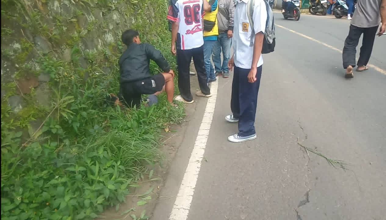 Lokasi kecelakaan lalu lintas tunggal di ruas Jalan Kiaradua Bagbagan, Kecamatan Simpenan,