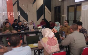 FT: BAMBANG/RADARSUKABUMI MENDAPAT PENGHARGAAN: STISIP Syamsul Ulum mendapatkan penghargaan emas National Winner 2025 dalam ajang Award Indonesia, Rabu (3/12).