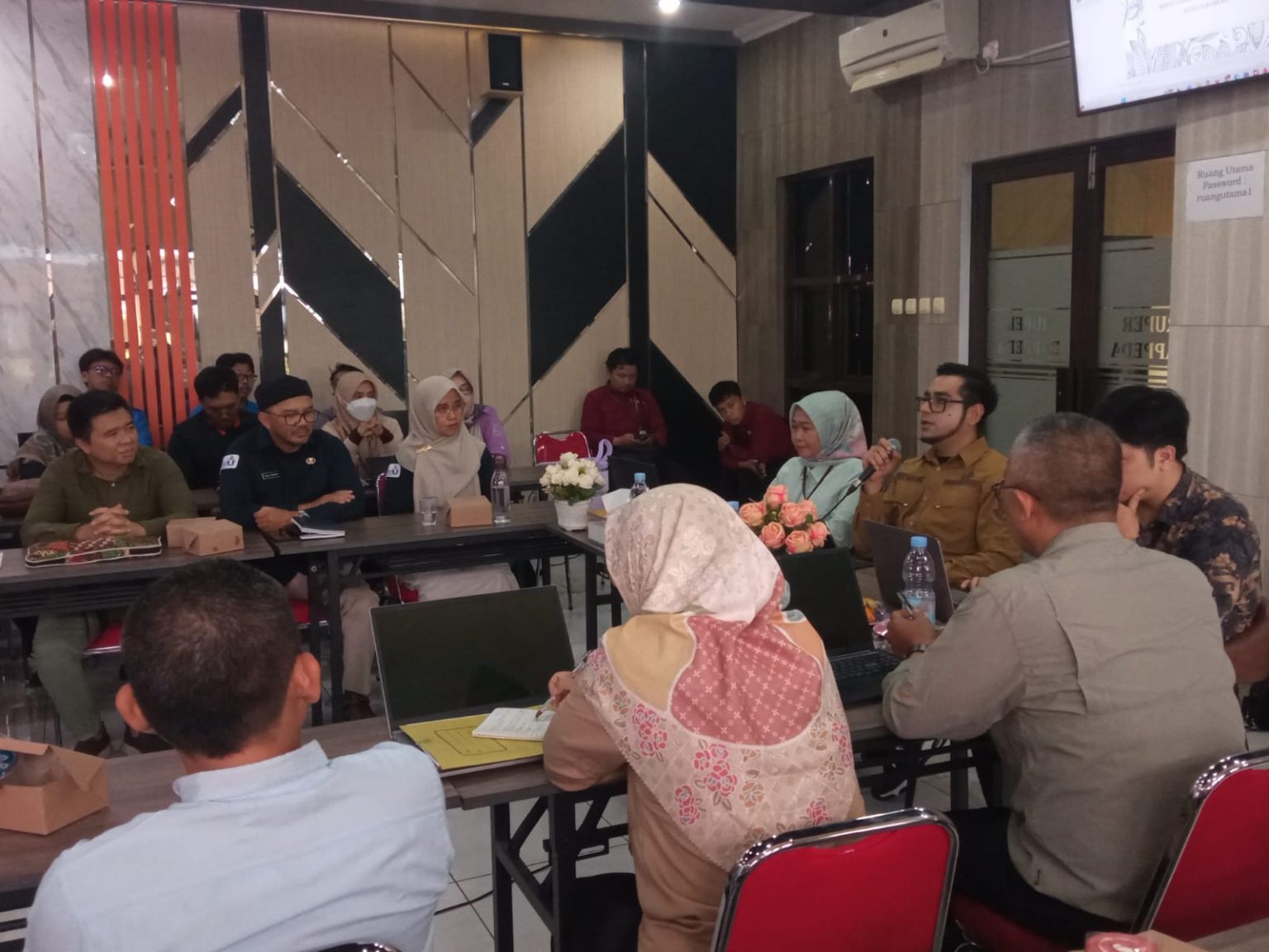 FT: BAMBANG/RADARSUKABUMI MENDAPAT PENGHARGAAN: STISIP Syamsul Ulum mendapatkan penghargaan emas National Winner 2025 dalam ajang Award Indonesia, Rabu (3/12).