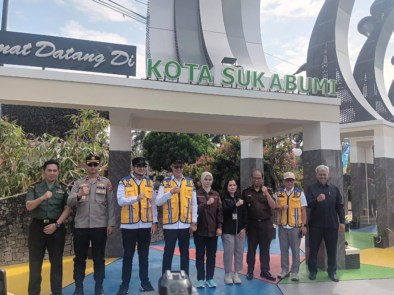 FT: BAMBANG/RADARSUKABUMI PERESMIAN: Pemkot Sukabumi saat meresmikan Tugu Batas Kota senilai Rp1,9 miliar di Jalur Lingkar Selatan, Rabu (3/12).