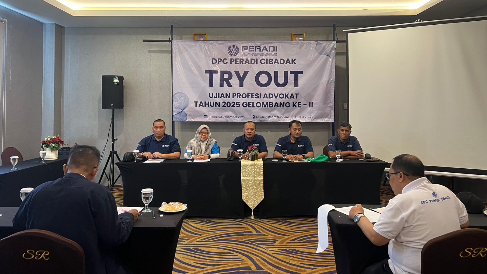 SAMBUTAN : Ketua DPC PERADI Cibadak, Ferdy Ferdian, saat memberikan sambutan pada Try Out UPA Tahun 2025 di Meeting Room Sunda Rasa Hotel Horison, Jalan Raya Siliwangi Nomor 68, Kebonjati, Kecamatan Cikole, Kota Sukabumi pada Rabu (03/11).