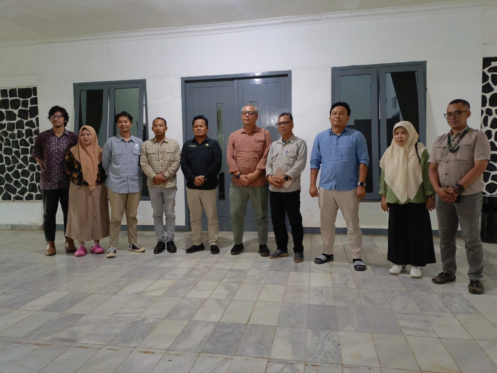 KOMPAK : Kadis Pertanian Kabupaten Sukabumi, Aep Majmudin saat foto bersama dengan pihak perusahaan perkebunan di wilayah Kecamatan Sagaranten, Kabupaten Sukabumi, belum lama ini.