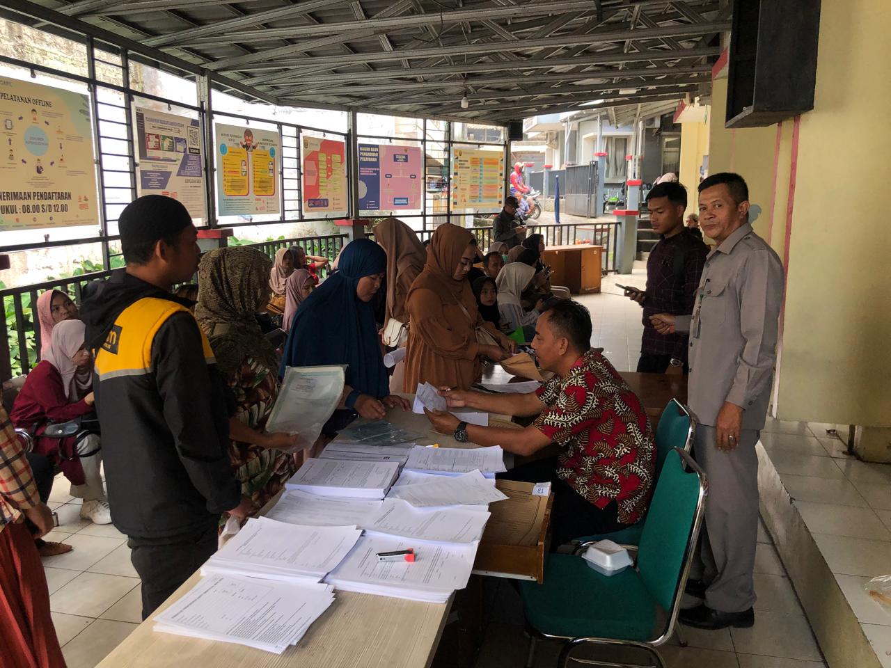 Petugas Disdukcapil Kabupaten Sukabumi, saat melayani warga yang hendak mengurus adminduk.