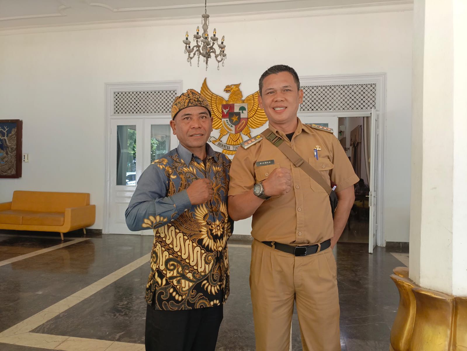 KOMPAK : Kades Cikembang, Muhamad Rivai saat berjabat tangan dengan Camat Caringin, usai mendapatkan sertifkat