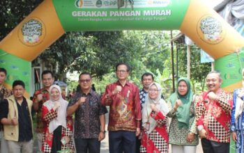 KOMPAK : Kepala Dinas Ketahanan Pangan Kabupaten Sukabumi, dr. Gatot Sugiharto, saat foto bersama jajarannya di stand GPM.
