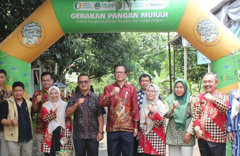 KOMPAK : Kepala Dinas Ketahanan Pangan Kabupaten Sukabumi, dr. Gatot Sugiharto, saat foto bersama jajarannya di stand GPM.
