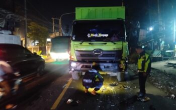 OLAH TKP : Petugas Polres Sukabumi, saat olah TKP laka beruntun yang menewaskan dua pelajar di Jalan Raya Karangtengah, Kampung Karang Hilir, Desa Karangtengah, Kecamatan Cibadak, Kabupaten Sukabumi, Rabu (3/12/2025) dini hari.