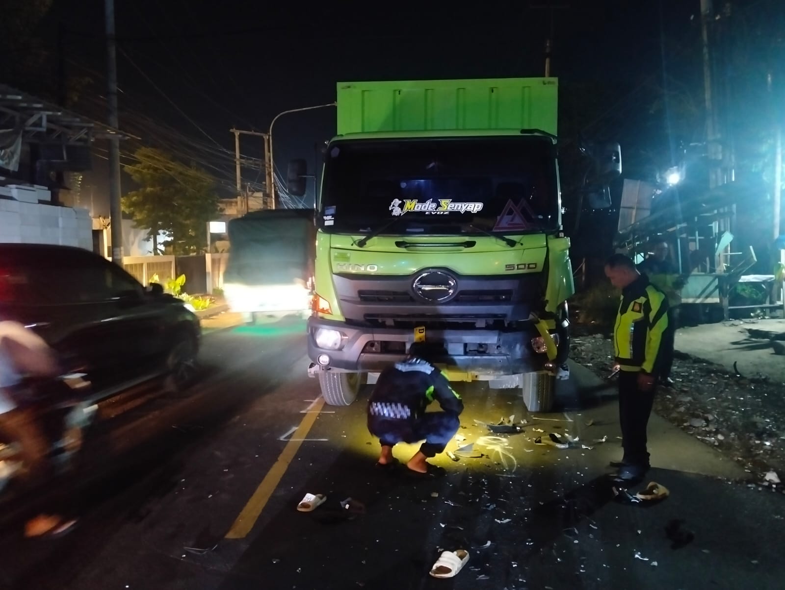 OLAH TKP : Petugas Polres Sukabumi, saat olah TKP laka beruntun yang menewaskan dua pelajar di Jalan Raya Karangtengah, Kampung Karang Hilir, Desa Karangtengah, Kecamatan Cibadak, Kabupaten Sukabumi, Rabu (3/12/2025) dini hari.
