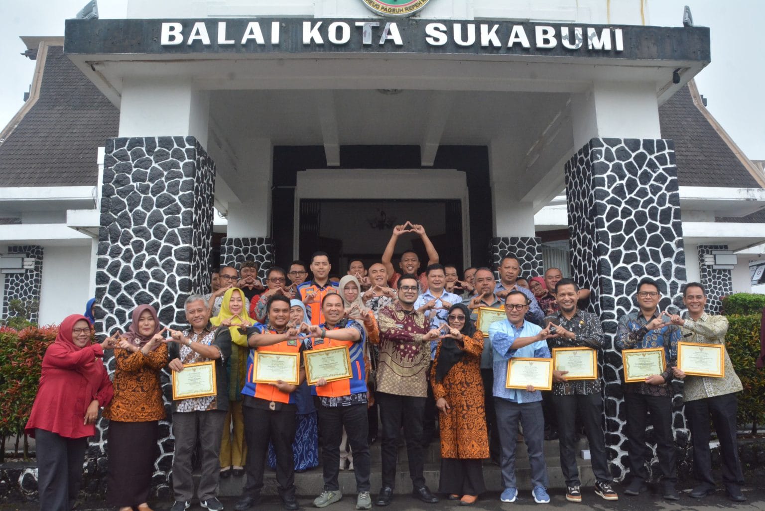 PENGHARGAAN: Diskominfo Kota Sukabumi, memberikan penghargaan kepada sejumlah perangkat daerah dalam ajang Anugerah Pengelolaan Pengaduan SP4N Lapor di Balai Kota Sukabumi, Kamis (4/12).